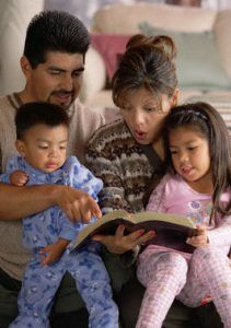 familia-leyendo-biblia